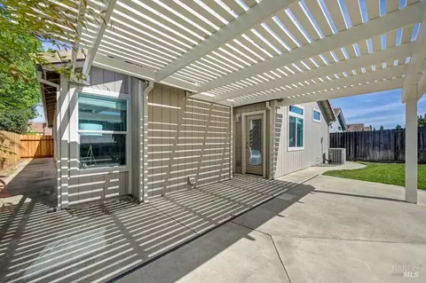Exterior - 1825 Whiting Ct, Dixon, CA 95620 photo 11 of 18