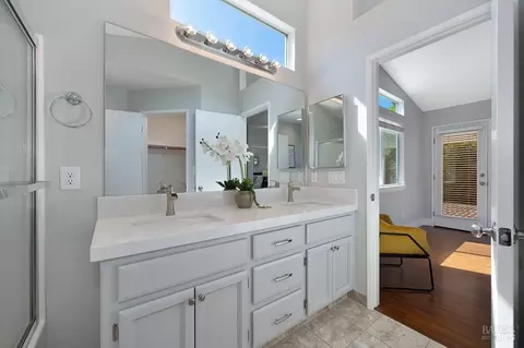 Bath - 1825 Whiting Ct, Dixon, CA 95620 photo 4 of 5