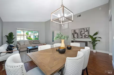 Dining - 1825 Whiting Ct, Dixon, CA 95620 photo 3 of 4