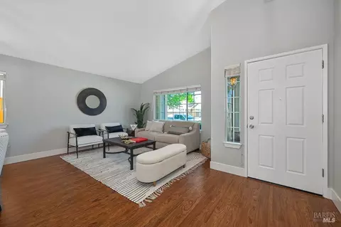 Entry Way - 1825 Whiting Ct, Dixon, CA 95620 photo 2 of 4