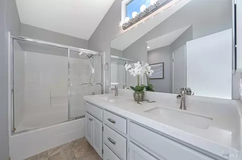 Bath - 1825 Whiting Ct, Dixon, CA 95620 photo 3 of 5
