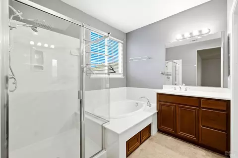 Bath - 7256 Willow Creek Cir, Vallejo, CA 94591 photo 4 of 6