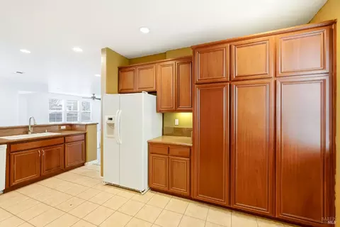Kitchen - 7256 Willow Creek Cir, Vallejo, CA 94591 photo 3 of 4