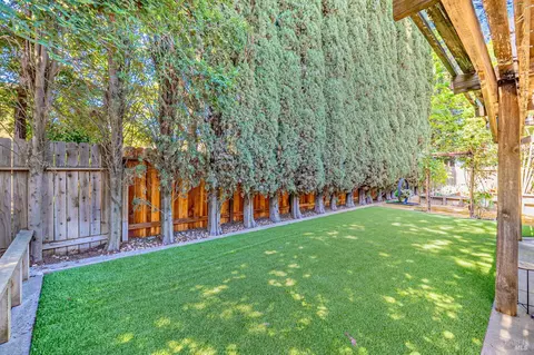 Exterior - 1025 Mason Ct, Dixon, CA 95620 photo 6 of 8