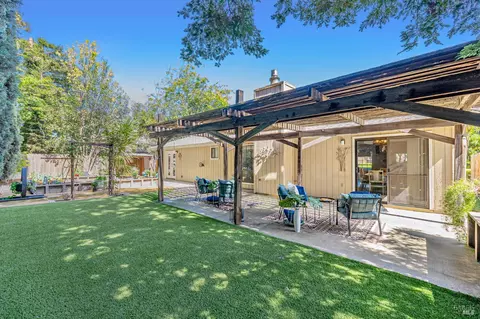 Exterior - 1025 Mason Ct, Dixon, CA 95620 photo 5 of 8