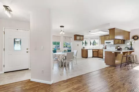 Entry Way - 1025 Mason Ct, Dixon, CA 95620 photo 2 of 2