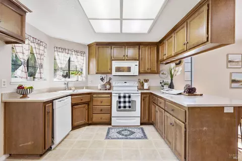 Kitchen - 1025 Mason Ct, Dixon, CA 95620 photo 2 of 4