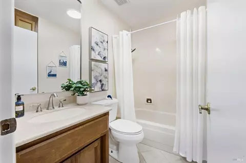 Bath - 1025 Mason Ct, Dixon, CA 95620 photo 3 of 3