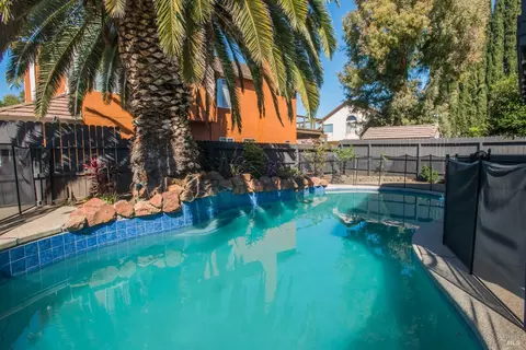 Exterior - 463 Eagle Ln, Vacaville, CA 95687 photo 9 of 16