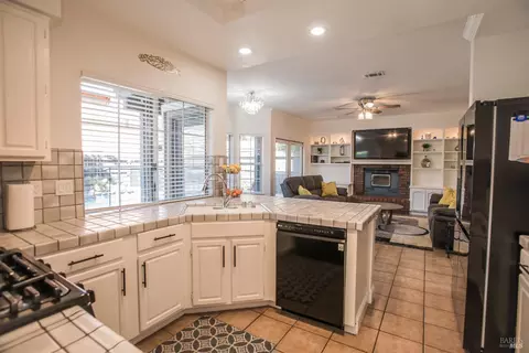 Kitchen - 463 Eagle Ln, Vacaville, CA 95687 photo 4 of 5