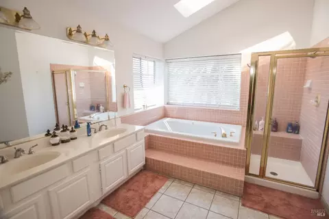 Bath - 463 Eagle Ln, Vacaville, CA 95687 photo 3 of 8