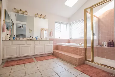 Bath - 463 Eagle Ln, Vacaville, CA 95687 photo 2 of 8