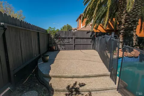 Exterior - 463 Eagle Ln, Vacaville, CA 95687 photo 7 of 16