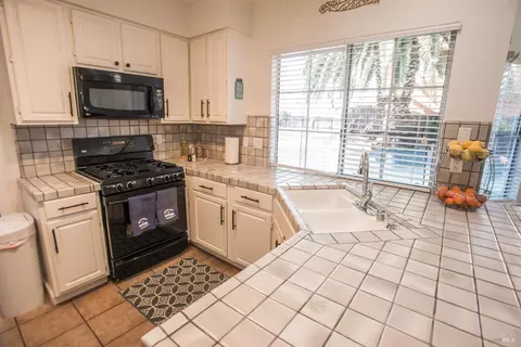 Kitchen - 463 Eagle Ln, Vacaville, CA 95687 photo 2 of 5