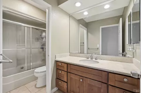 Bath - 29 Canterbury Cir, Vallejo, CA 94591 photo 1 of 2