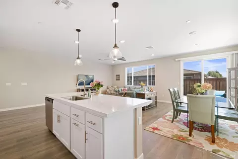 Kitchen - 625 Peony Ct, Dixon, CA 95620 photo 4 of 5
