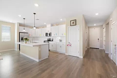 Entry Way - 625 Peony Ct, Dixon, CA 95620 photo 3 of 3
