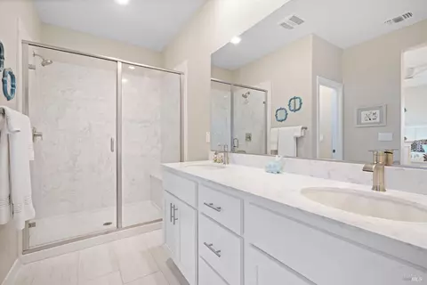Bath - 625 Peony Ct, Dixon, CA 95620 photo 3 of 3