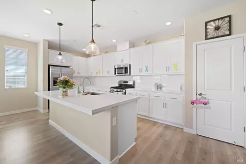 Kitchen - 625 Peony Ct, Dixon, CA 95620 photo 3 of 5