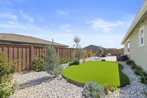 Exterior - 625 Peony Ct, Dixon, CA 95620 photo 9 of 11