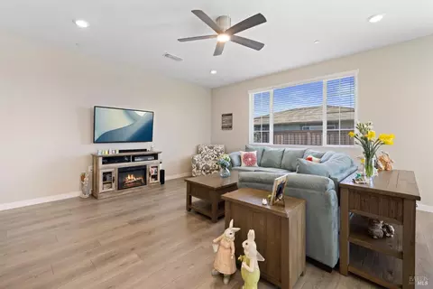 Living - 625 Peony Ct, Dixon, CA 95620 photo 1 of 1