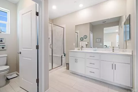 Bath - 625 Peony Ct, Dixon, CA 95620 photo 2 of 3