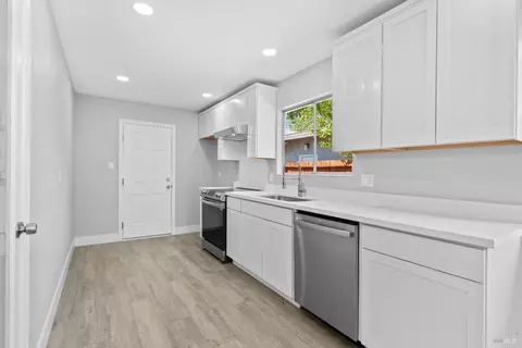 Entry Way - 2438 Oceanic Dr, Fairfield, CA 94533 photo 1 of 3