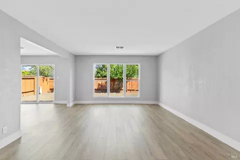 Living - 2438 Oceanic Dr, Fairfield, CA 94533 photo 3 of 5