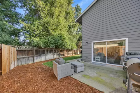 Exterior - 1320 Angela Ct, Dixon, CA 95620 photo 7 of 8