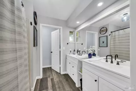 Bath - 1320 Angela Ct, Dixon, CA 95620 photo 2 of 5