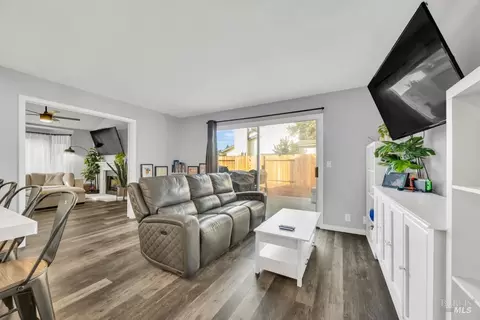Living - 1320 Angela Ct, Dixon, CA 95620 photo 2 of 2