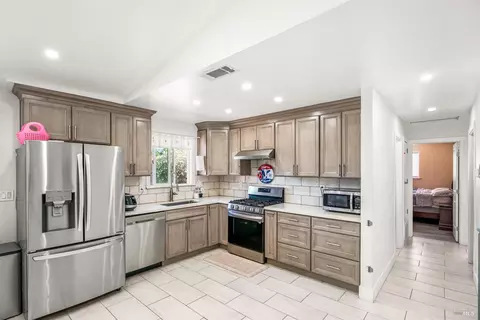 2061 Southwood Dr, Vacaville, CA 95687