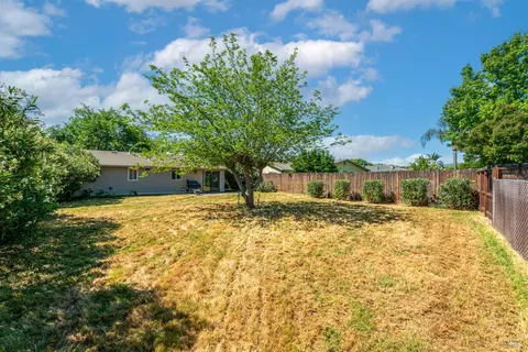 2061 Southwood Dr, Vacaville, CA 95687