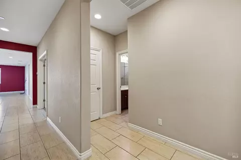 Entry Way - 5282 Jacque Bell Ln, Fairfield, CA 94533 photo 4 of 9
