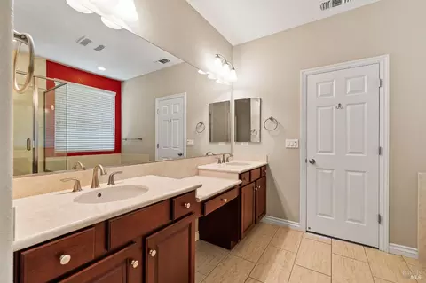 Bath - 5282 Jacque Bell Ln, Fairfield, CA 94533 photo 9 of 10