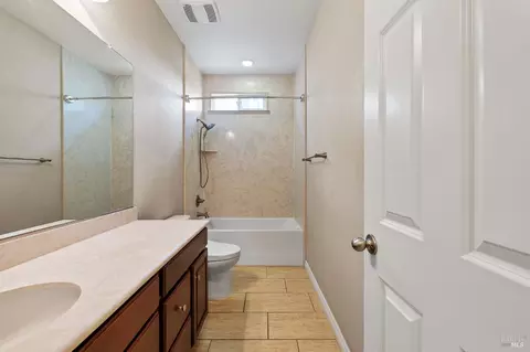 Bath - 5282 Jacque Bell Ln, Fairfield, CA 94533 photo 2 of 10
