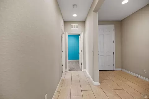 Entry Way - 5282 Jacque Bell Ln, Fairfield, CA 94533 photo 6 of 9