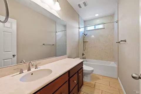 Bath - 5282 Jacque Bell Ln, Fairfield, CA 94533 photo 3 of 10