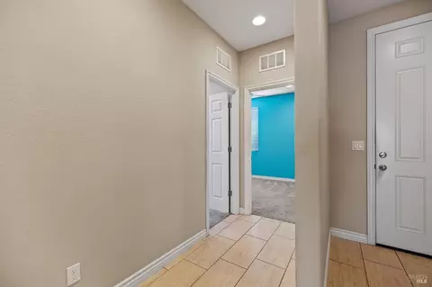 Entry Way - 5282 Jacque Bell Ln, Fairfield, CA 94533 photo 5 of 9