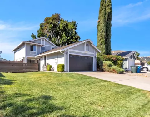 902 Meadowhawk Dr, Vacaville, CA 95687
