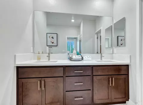 Bath - 580 Wildflower Ct, Dixon, CA 95620 photo 7 of 10