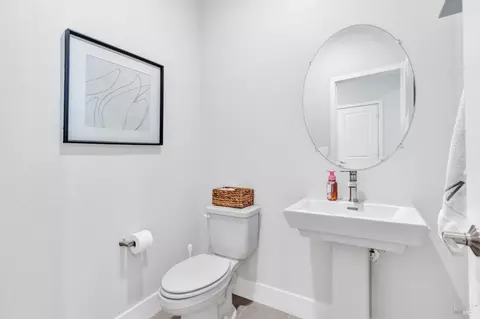 Bath - 580 Wildflower Ct, Dixon, CA 95620 photo 4 of 10