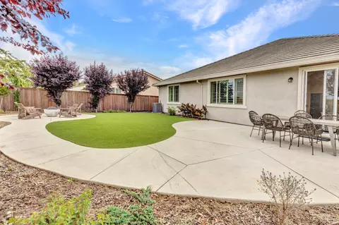 Exterior - 580 Wildflower Ct, Dixon, CA 95620 photo 5 of 9