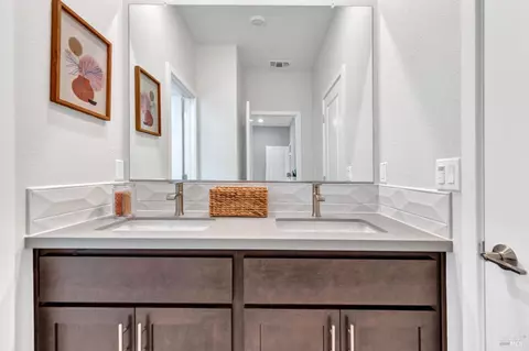 Bath - 580 Wildflower Ct, Dixon, CA 95620 photo 2 of 10