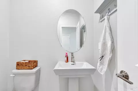Bath - 580 Wildflower Ct, Dixon, CA 95620 photo 5 of 10