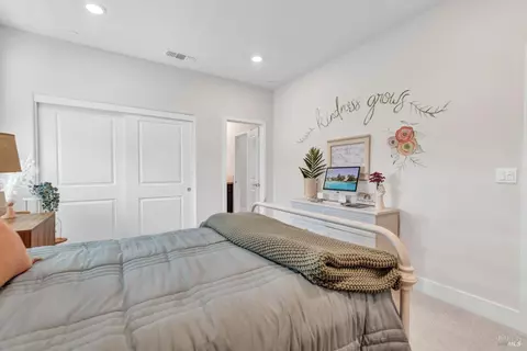 Bedroom - 580 Wildflower Ct, Dixon, CA 95620 photo 3 of 13