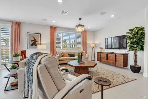 Living - 580 Wildflower Ct, Dixon, CA 95620 photo 2 of 3