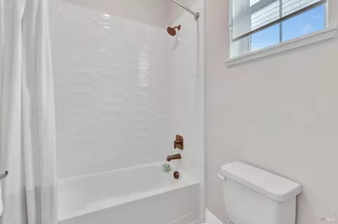 Bath - 580 Wildflower Ct, Dixon, CA 95620 photo 3 of 10