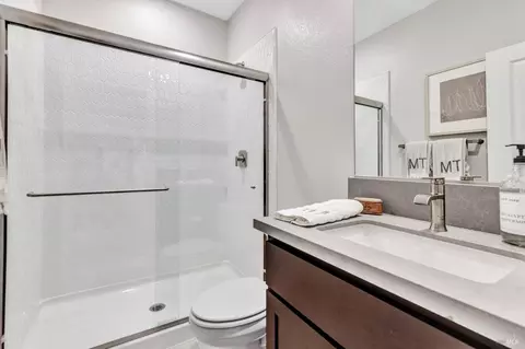 Bath - 580 Wildflower Ct, Dixon, CA 95620 photo 8 of 10
