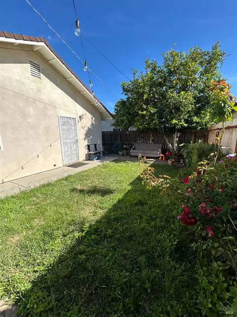 Exterior - 580 W B St, Dixon, CA 95620 photo 6 of 8